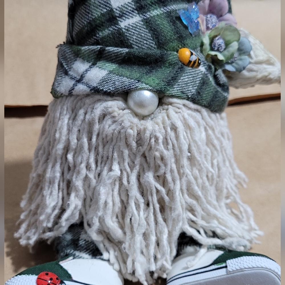 Adorable sitting Gnome - Picture 8 of 10